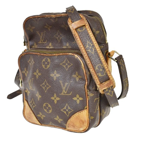 Very lightly used Louis Vuitton men’s cross body messenger bag! Mint  condition